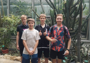 Pięciu chłopców w kaktusiarni