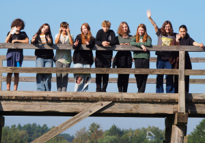 Uczniowie 8a na drewnianym moście