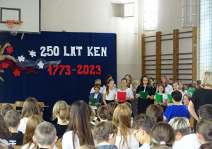 Apel z okazji 250 lat KEN - występ szkolnego zespołu wokalnego