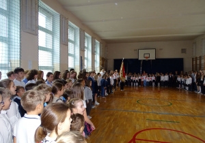 Uczniowie Szkoły Podstawowej nr 37 w Łodzi śpiewają Hymn Państwowy