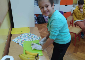 Uczeń kroi banany
