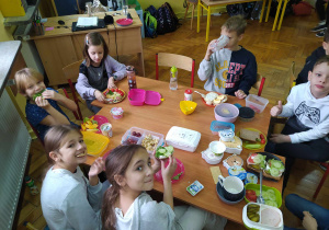 Grupa uczniów i ich zdrowe śniadanie.