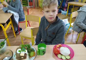 Uczeń i jego zdrowe śniadanie.