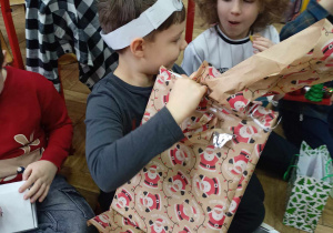 Uczeń odpakowuje prezent
