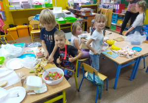 Uczniowie przygotowują zdrowe śniadanie.
