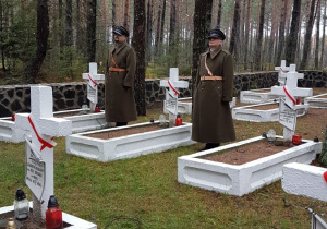 Warta honorowa przy grobach żołnierzy polskich na cmentarzu w Kostiuchnówce.