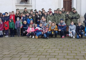 Grupa młodzieży przed kościołem w Łucku.