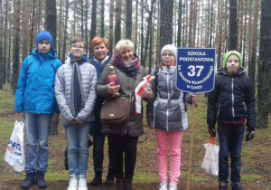 Delegacja uczniów i nauczycieli SP 37 w Łodzi.