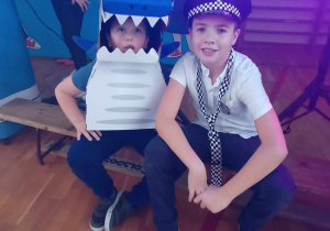 Rekin i policjant.