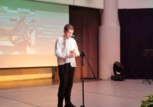 Ignacy Bieliński na scenie recytuje wiersz