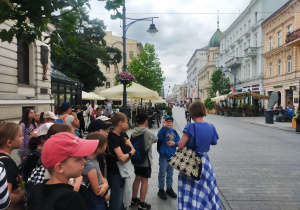 Grupa uczniów na ulicy Piotrkowskiej