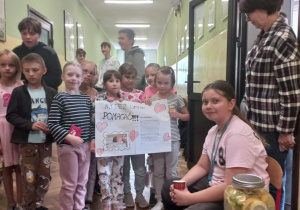 Uczniowie biorą udział w kiermaszu