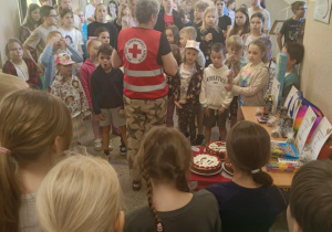 Wręczanie nagród na korytarzu szkolnym