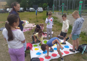 Zdjęcie grupowe- zabawa na planszy Twister