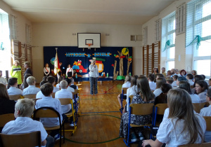 Pani Dyrektor wita uczniów