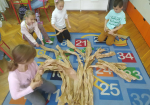 Uczniowie klasy IIb w tracie pracy