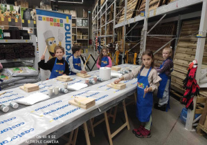 Uczniowie czekają na wskazówki od instruktora