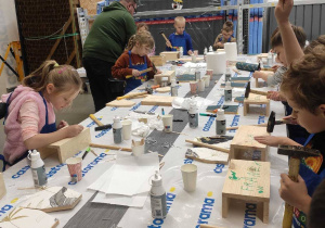 Dzieci tworzą skrzynki