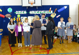 Pani Dyrektor wręcza nagrody nauczycielom