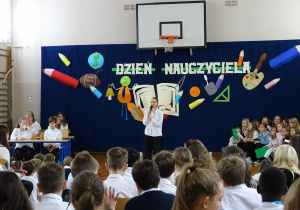 Występ ucznennicy klasy VI a