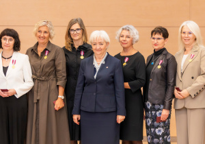 Zdjęcie grupowe nagrodzonych Dyrektorów oraz pani Wojewody