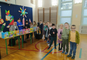 Uczniowie czekają na autografy