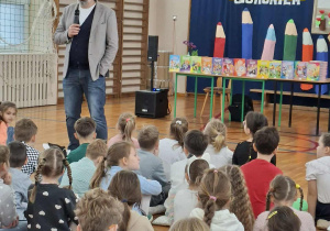 Waldemar Cichoń i zgromadzeni uczniowie