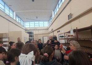 Słuchamy jak się tworzy bombki