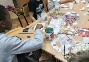 Uczniowie tworzą lampiony