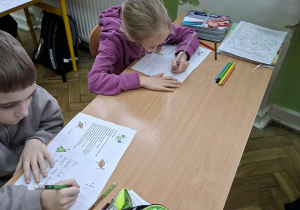 Klasa 2a podczas pisania kartek