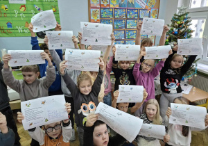 Klasa 2a prezentuje kartki do Premiera