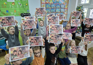 Klasa 2a prezentuje kartki do Premiera