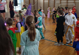 uczniowie w strojach karnawałowych