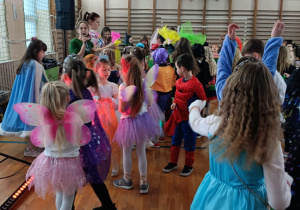 uczniowie podczas zabawy