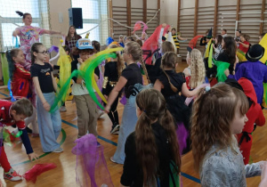 uczniowie wymachują chustkami