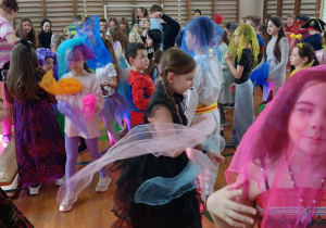 uczniowie z chusteczkami na głowach