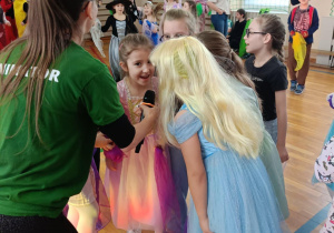 dzieci śpiewają do mikrofonu