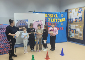 Grupa dzieci o nazwie pięciozłotówki określa co można załatwić w banku