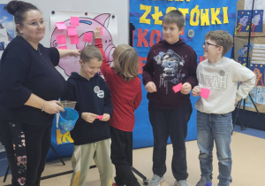 Grupa prezentuje pomysły na oszczędzanie