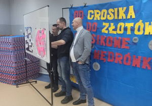 Układanie przez rodziców puzzli z obrazkiem postaci bankowca
