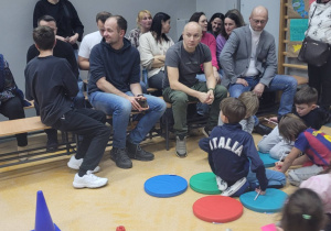 Rodzice ustalają i zapisują pomysły co można oszczędzać