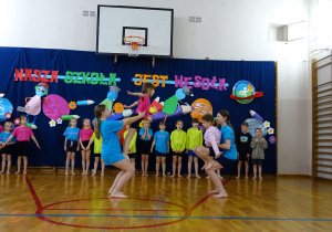 Akrobacje na szkolnej scenie