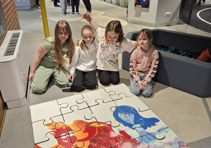 Uczennice prezentują ułożony obraz