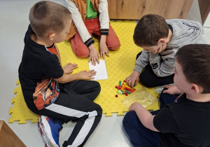 Uczniowie podczas warsztatów