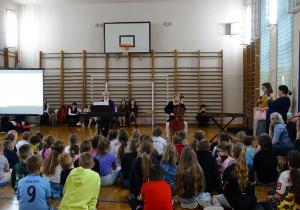 Uczennica gra na wiolonczeli