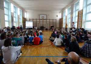 Zgromadzeni uczniowie słuchają wystepu