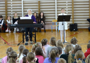 Uczennica gra na klarnecie