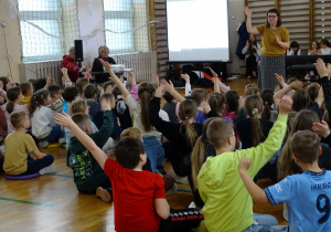 Uczniowie wykonują ćwiczenia rytmiczne