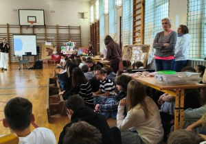 Stoiska klas w sali gimnastycznej