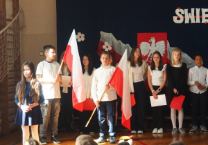 Grupa aktorów z polskimi flagami